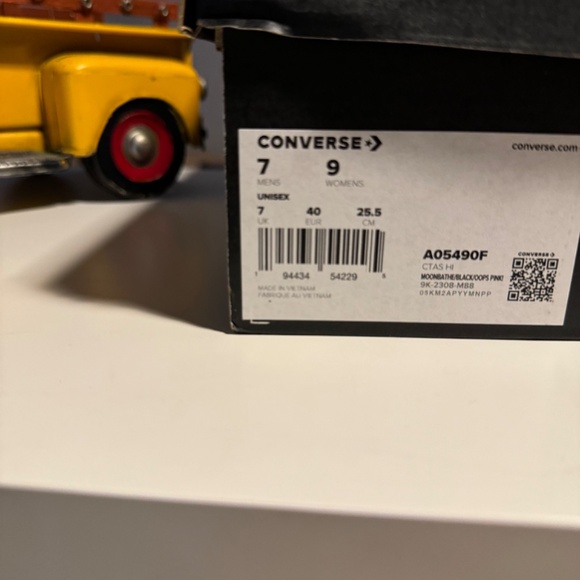 New Converse Hightop sneakers - Picture 7 of 7